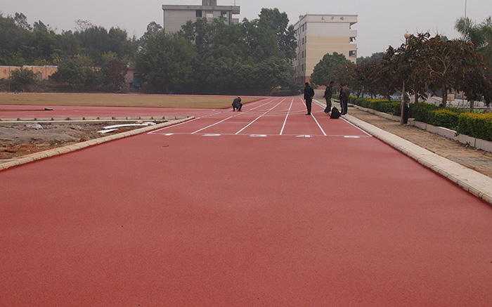 武鳴縣雙橋鎮(zhèn)中心小學(xué)-200米塑膠跑道、天然草足球場(chǎng)